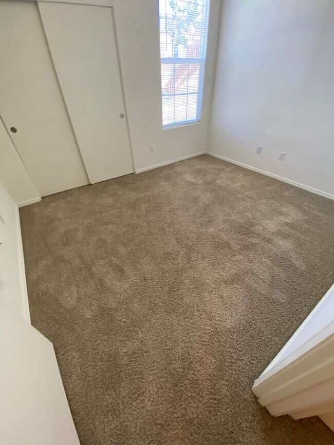 Building Photo - Centrally Located Downstairs Condo in the Oak Creek Villas