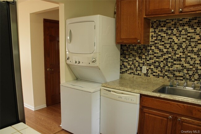 Building Photo - 1 Fishkill Glen Dr