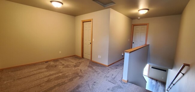 Building Photo - 3 Bed 2.5 Bath Townhome For Rent!