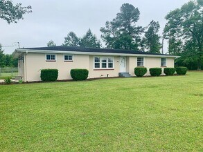 Building Photo - AVAILABLE NOW! 3 Bedrooms/1 1/2 Bath with Double living room space.