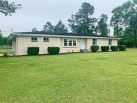 Building Photo - AVAILABLE NOW! 3 Bedrooms/1 1/2 Bath with ...