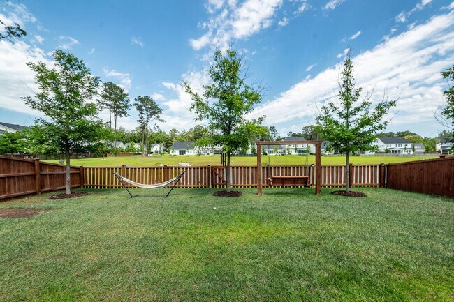 Building Photo - 6 Bedroom 4.5 Bath in Limehouse Village - Summerville