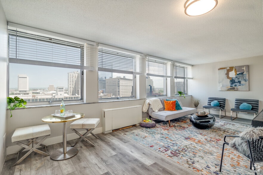 1BR, 1BA - 600-950SF - Dining Room/Living Room - LIV Cleveland