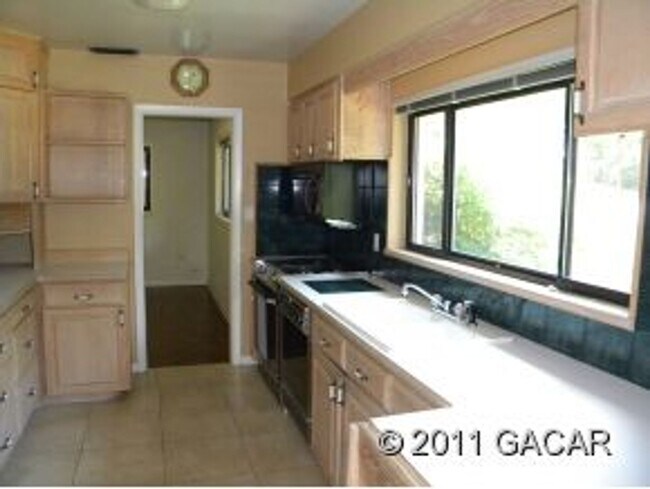 Building Photo - Black Acres-Three Bedroom, Two Bath 2068sf 1/2 mile to Law School or the Swamp