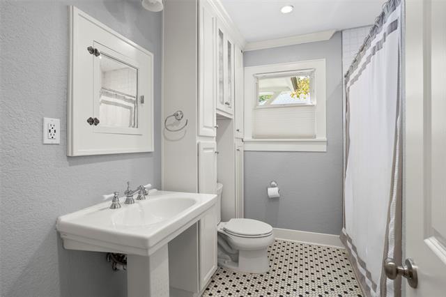 Building Photo - 2205 Stanley Ave