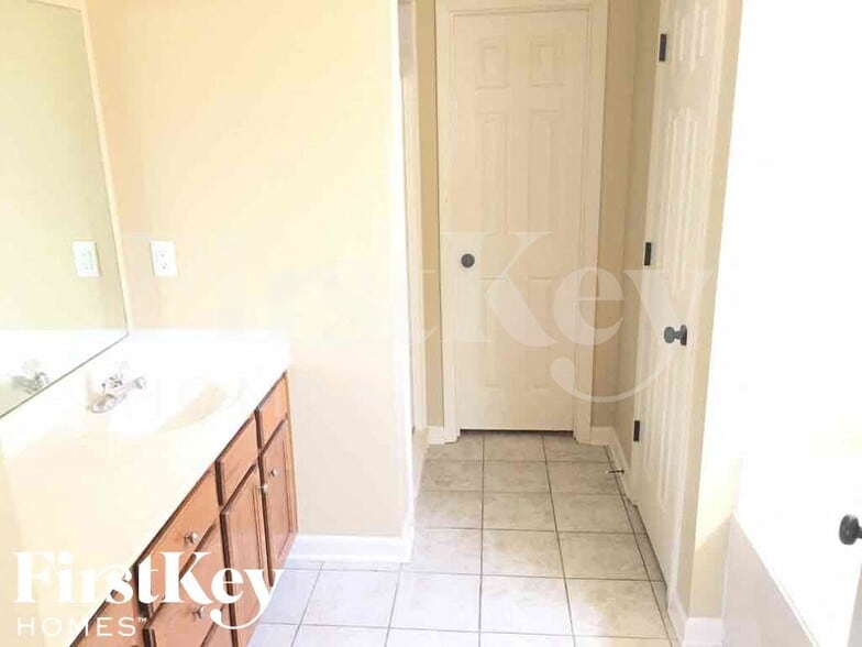 Building Photo - 6706 Einat Cove