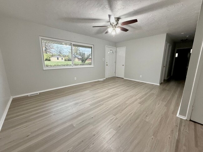 Building Photo - 3 bed 2 bath Great Neighborhood!!