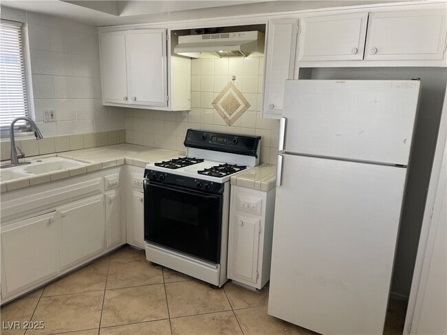 Building Photo - 2198 Capistrano Ave