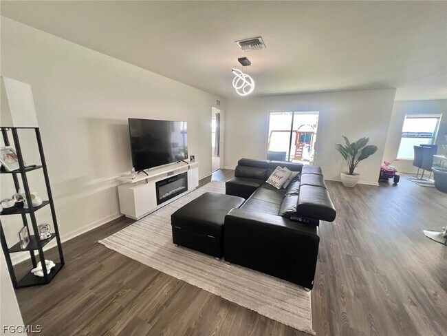 Building Photo - 2425 NE 7th Pl