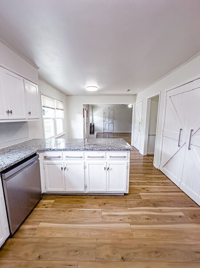 Building Photo - Lovely Home! Lots Of Space!