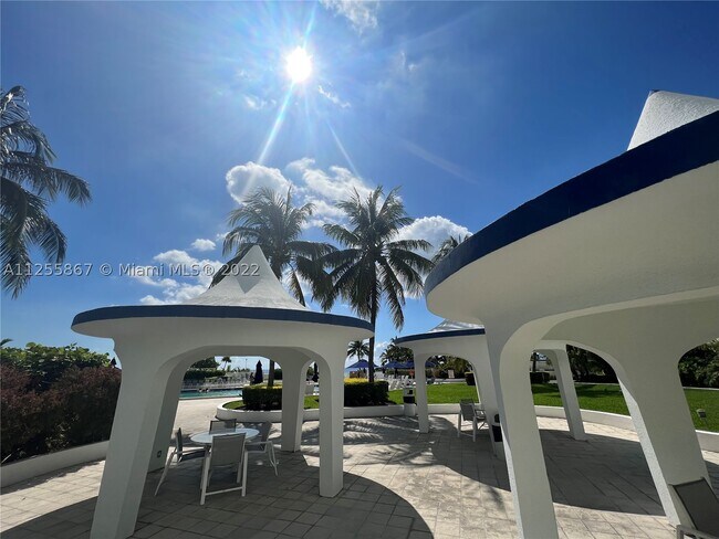 Building Photo - 5161 Collins Ave