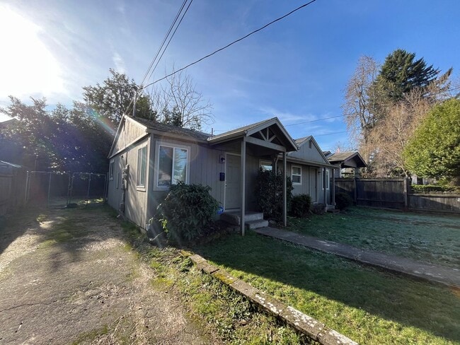 Building Photo - Updated and Bright 3 Bedroom 2 Bath Home in NE Portland (PDX/Columbia River)