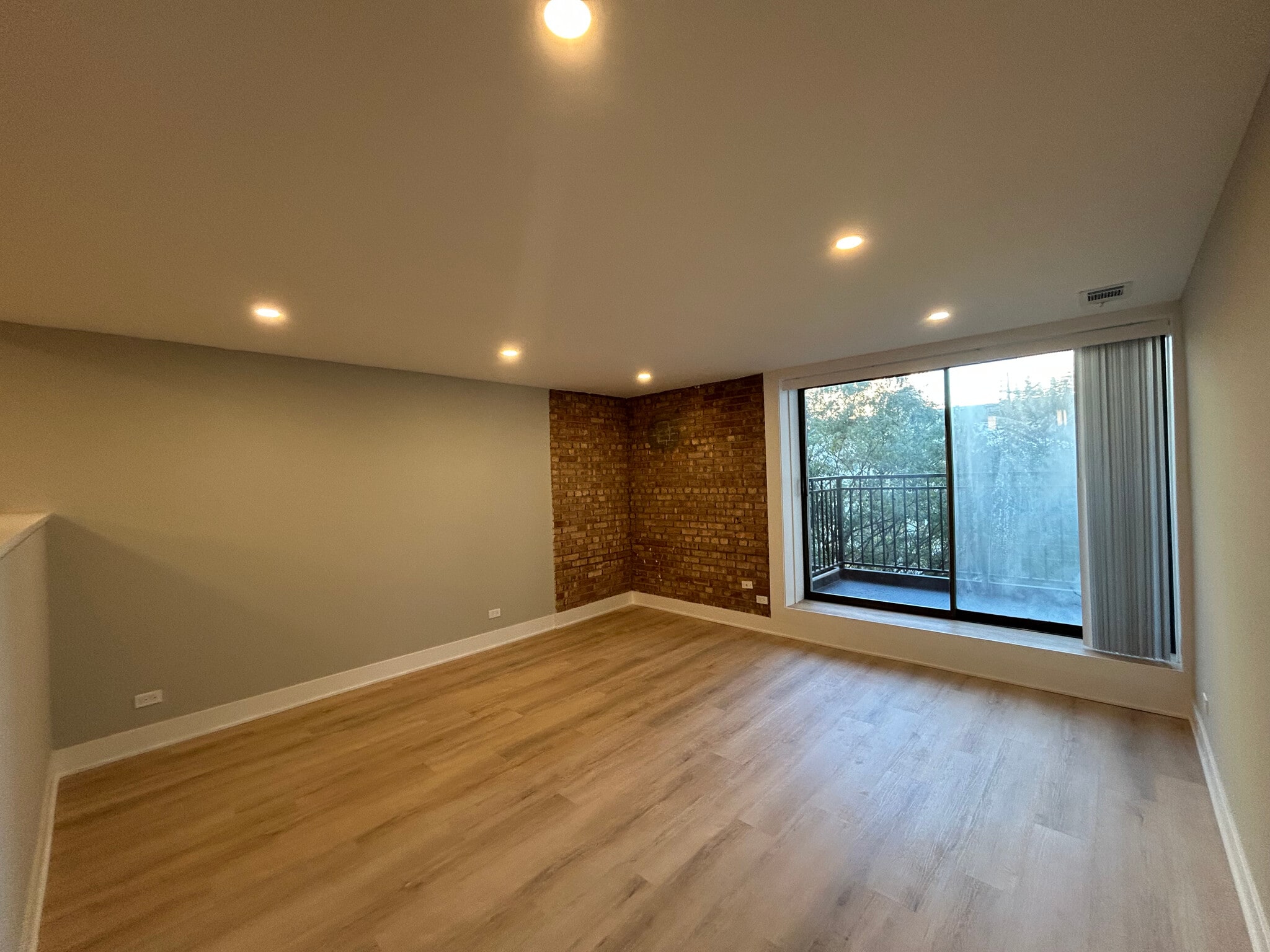 Building Photo - 1214 N La Salle Dr