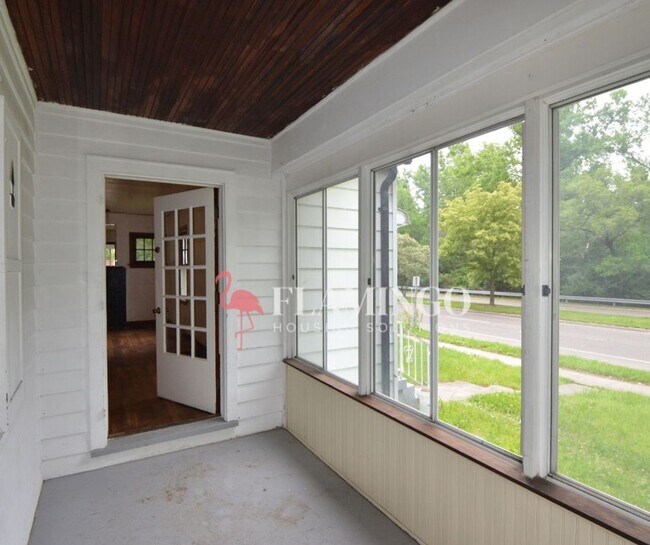 Building Photo - 2101 Riverside Dr