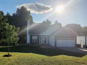Building Photo - 4 Bedroom Beauty on 1/2 Acre For Rent!