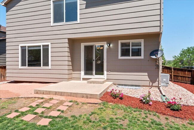 Building Photo - 9320 Cove Creek Dr