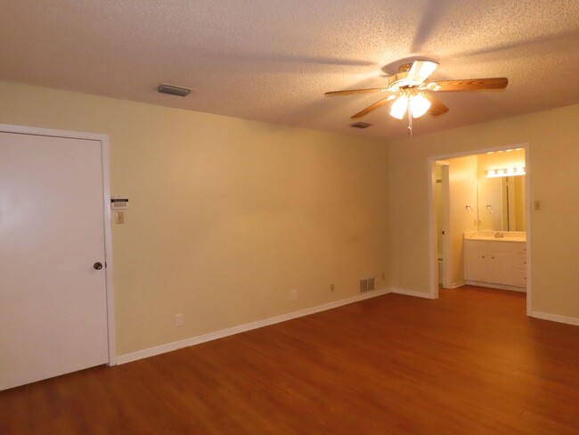 Building Photo - South Tyler! Spacious 3 Bedroom, 2 Bath