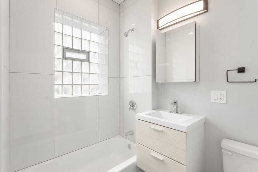 Building Photo - 7648 N Eastlake Ter