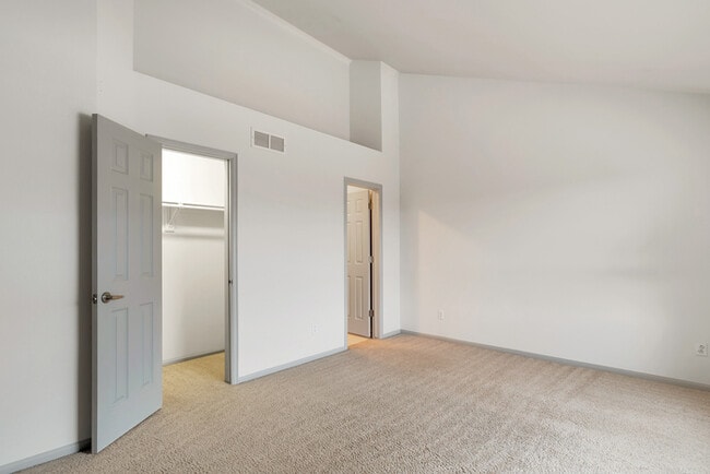 Building Photo - 2 Bedroom Condo in Littleton with a Firepl...