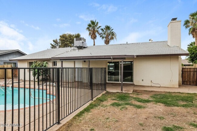 Building Photo - 4420 W Mercer Ln