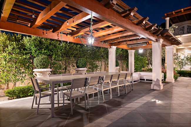 Building Photo - 718 N Rodeo Dr