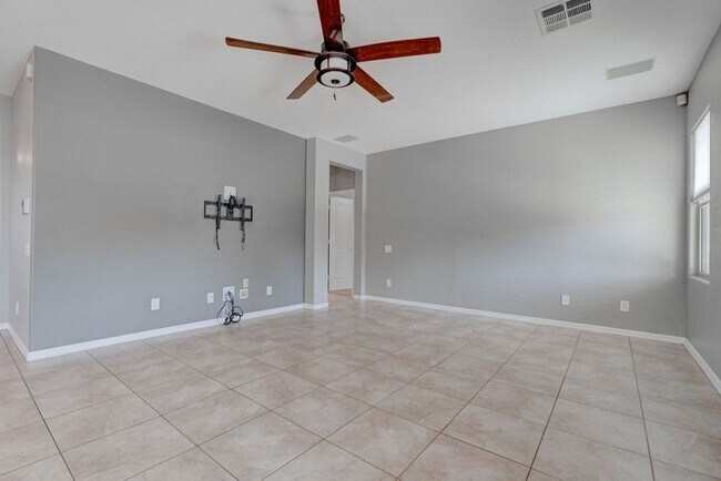 Building Photo - 2589 Chateau Clermont St