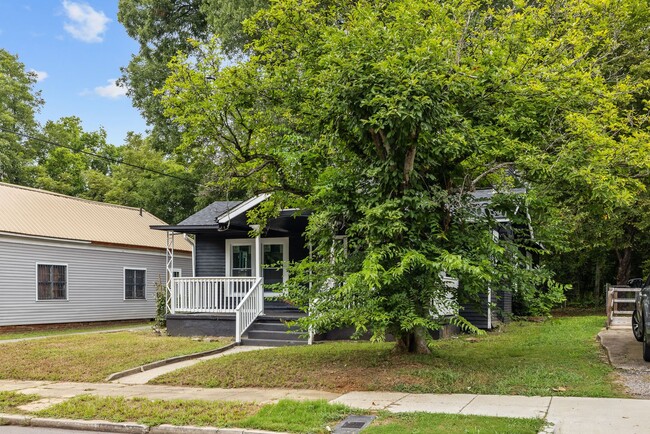 Building Photo - Newly Renovated 4 Bedroom 2 Bathroom Home