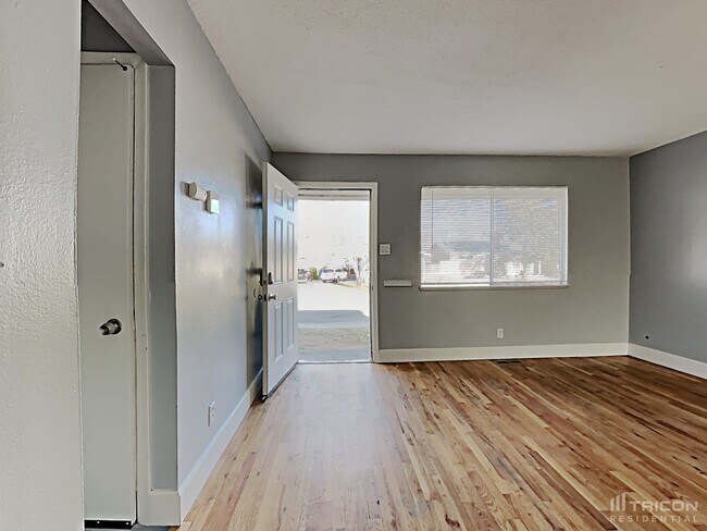 Building Photo - 673 James Ln