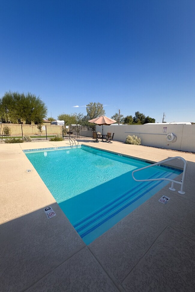 Building Photo - 6612 W Paradise Ln