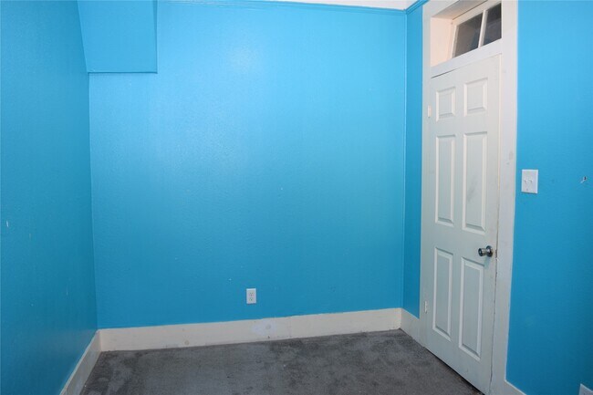 Building Photo - 815 6th Ave N