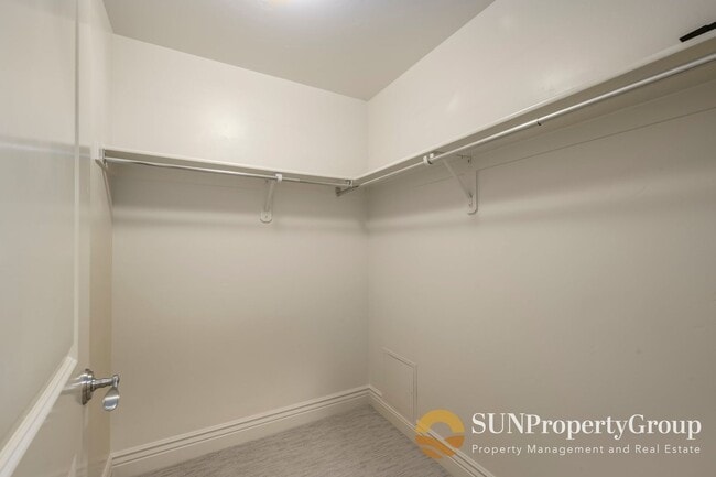 Building Photo - Beautiful Spacious Condo In Desirable Millcreek Area!