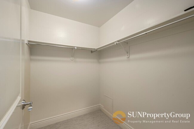 Building Photo - Freshly Updated Luxury Condo In Desirable Millcreek Terrace Community