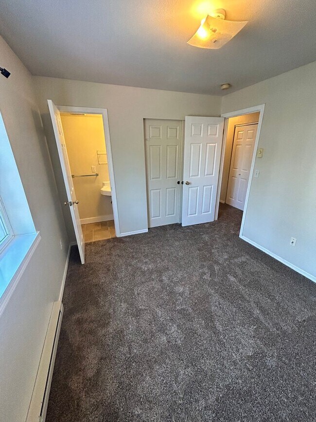 Building Photo - 2713 W Maplewood Condo