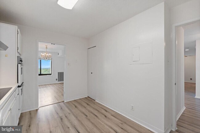 Building Photo - 309 Yoakum Pkwy