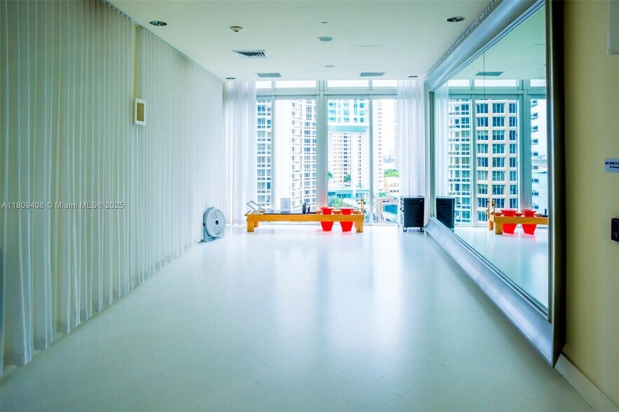 Building Photo - 495 Brickell Ave