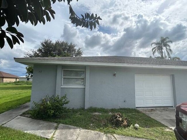 Building Photo - Flexible Living in a Prime Cape Coral Spot