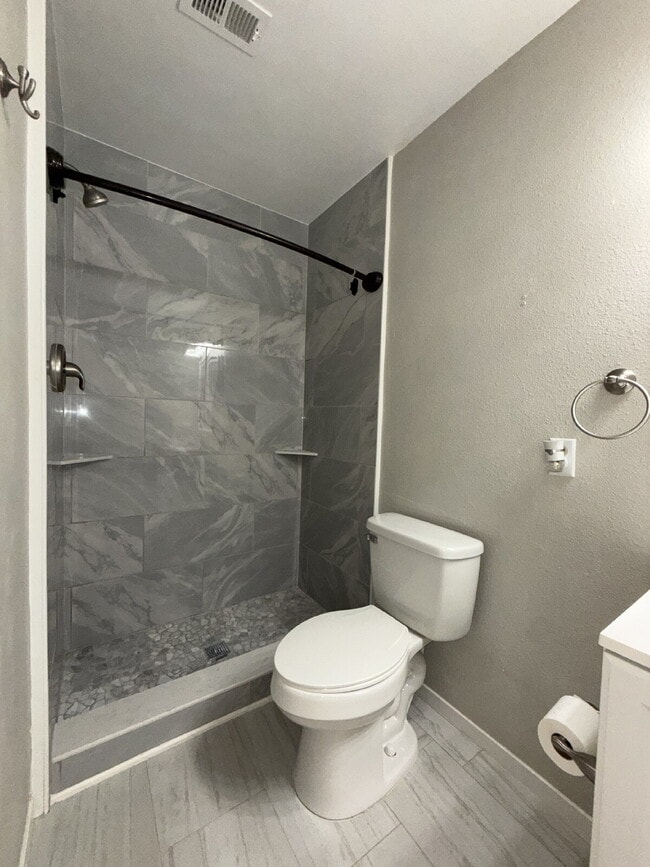 Building Photo - Perfectly located 2/2 townhome in Indialantic