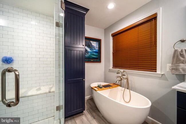 Building Photo - 2235 Abbotsford Dr