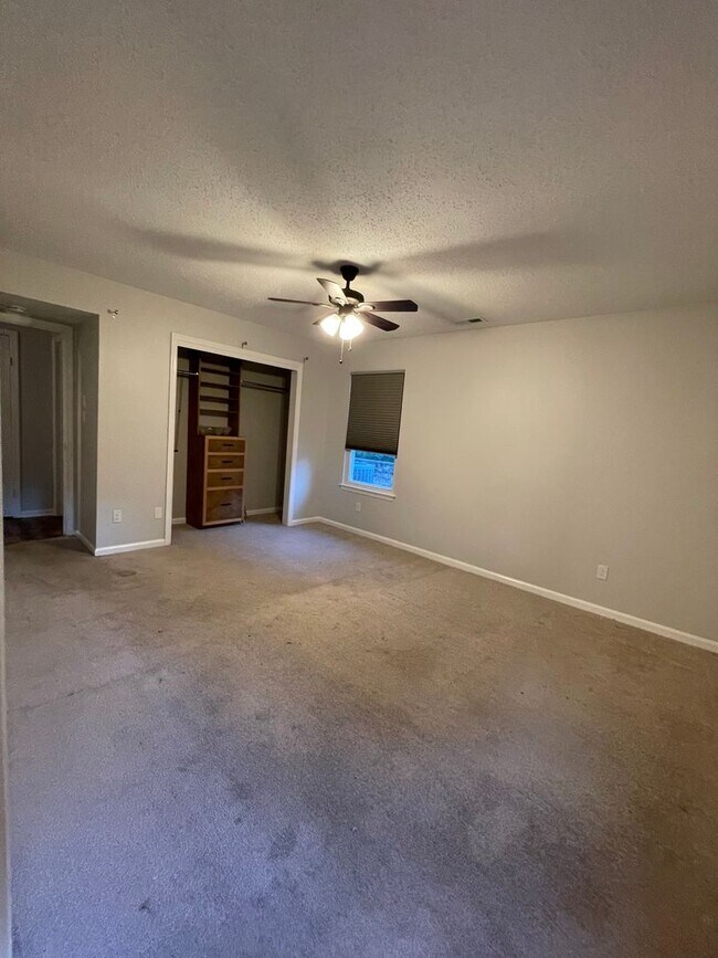 Building Photo - 4 BED / 3 BATH SINGLE FAMILY IN SALEM LAKES!