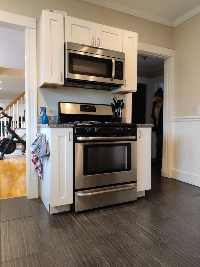 Building Photo - Large Recently Renovated Unit, Free Laundry, Parking Included, Stainless Steel Appliances