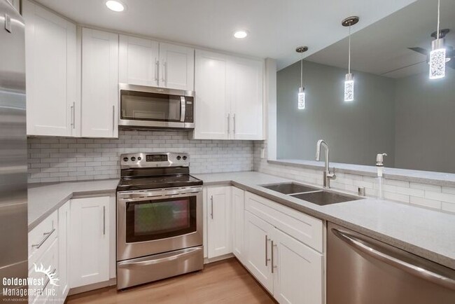 Building Photo - Updated 2Bdm 2Ba Condo in the Creekwood Co...