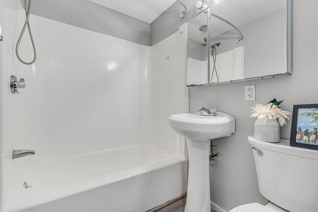 Building Photo - 2 Clover Hill Rd