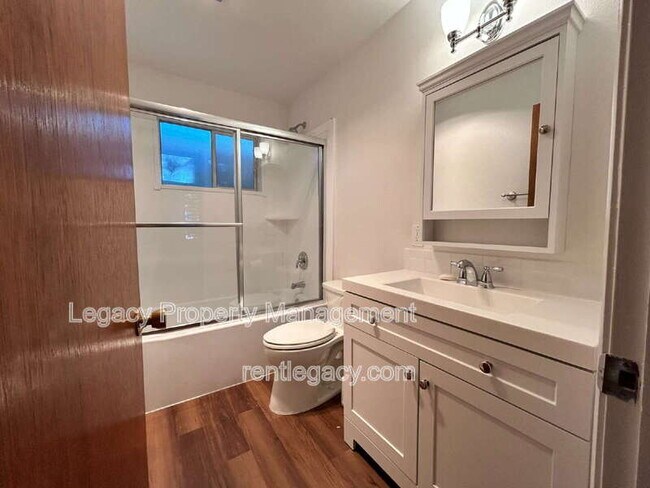 Building Photo - 209 Willow Ave