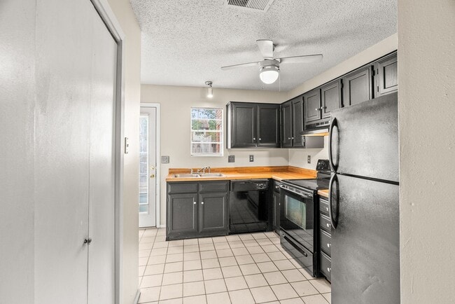Building Photo - Townhouse in Maumelle!