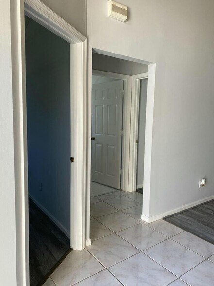 Building Photo - 1883 Oak Berry Cir