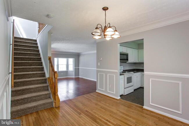 Building Photo - "Spacious 3-Bedroom Townhouse with Finishe...