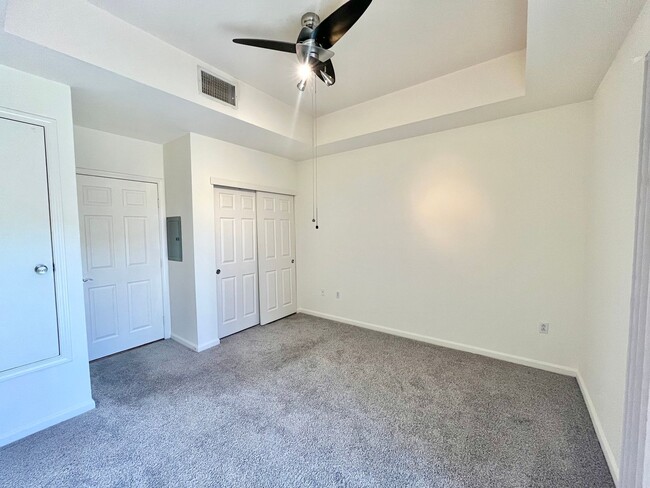 Building Photo - **$500 OFF MOVE IN BY 07/15/2026**Spacious 2 Bedroom High-Rise Condo with Resort-Style Amenities ...