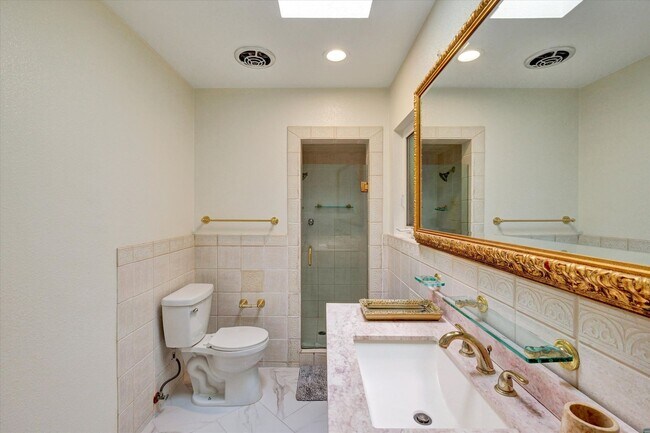 Building Photo - 5-Bedroom Home in Desirable Friendly Hills...