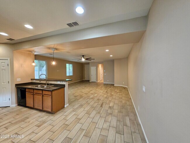 Building Photo - 7836 W Rock Springs Dr