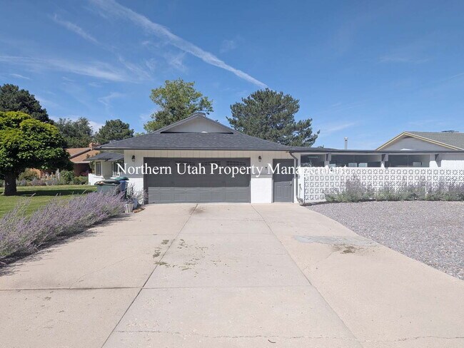 Building Photo - 4 Bed, 3.5 Bath - Amazing Location
